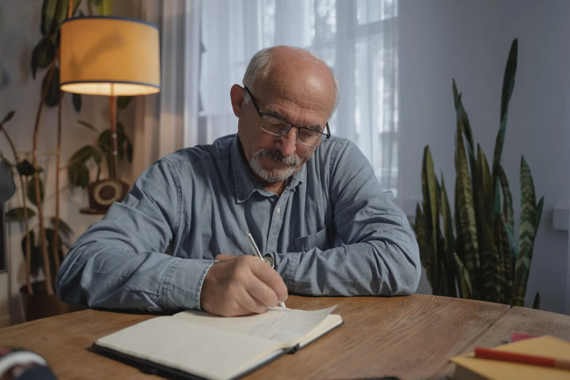 Aposentado revisando documentos sobre isenção de imposto de renda por doença de Parkinson